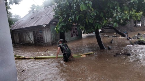 Banjir bandang di Desa Labuan Kenanga, Kecamatan Tambora, Kabupaten Bima, Nusa Tenggara Barat (NTB), Sabtu (18/2/2023). (Foto: Istimewa)
