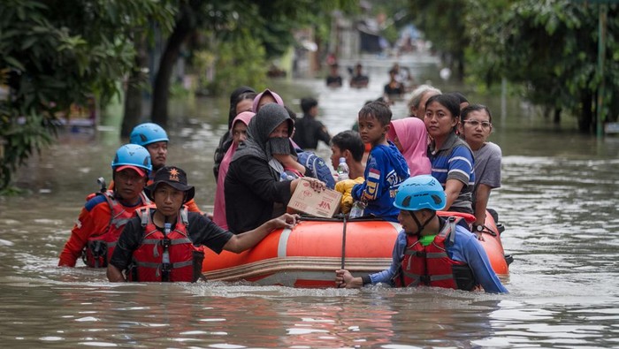 Banjir akibat luapan sungai Bengawan Solo melanda Kota Solo, Jawa Tengah. Ribuan warga harus mengungsi dan beberapa rumah warga rusak akibat banjir tersebut.