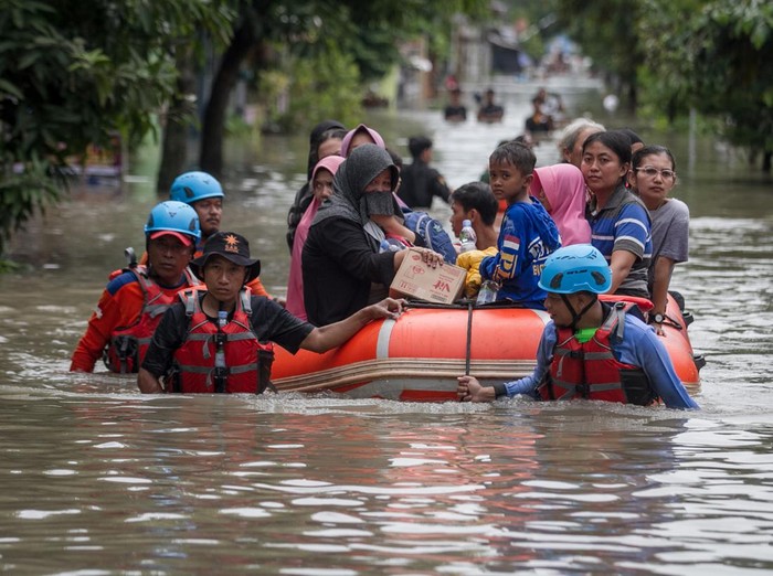 Banjir akibat luapan sungai Bengawan Solo melanda Kota Solo, Jawa Tengah. Ribuan warga harus mengungsi dan beberapa rumah warga rusak akibat banjir tersebut.