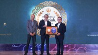 Direktur Keuangan & Strategi Bank DKI Romy Wijayanto (kanan) menerima penghargaan yang diberikan oleh CEO The Iconomics, Bram S. Putro (tengah) dan Pemimpin Redaksi The Iconomics, Arif Hatta (kiri) atas kinerja Bank DKI Syariah sebagai Top Sharia Business Unit in KBMI 2 Category yang diselenggarakan oleh The Iconomics, pada gelaran 3rd Indonesia Syariah Awards 2023 di Jakarta pada Jumat (17/02/2023). Penghargaan diberikan kepada perusahaan jasa keuangan syariah, baik Badan Usaha Syariah (BUS) maupun Unit Usaha Syariah (UUS) dengan kinerja keuangan yang baik dan berkontribusi besar terhadap peningkatan inklusi keuangan syariah nasional di tahun 2022. Aspek utama yang dinilai adalah pencapaian kinerja bisnis, yang meliputi total aset, liabilitas, ekuitas, laba komprehensif, ROA, ROE, serta mempertimbangkan tingkat pertumbuhan pendapatan bersih yang dicapai. 