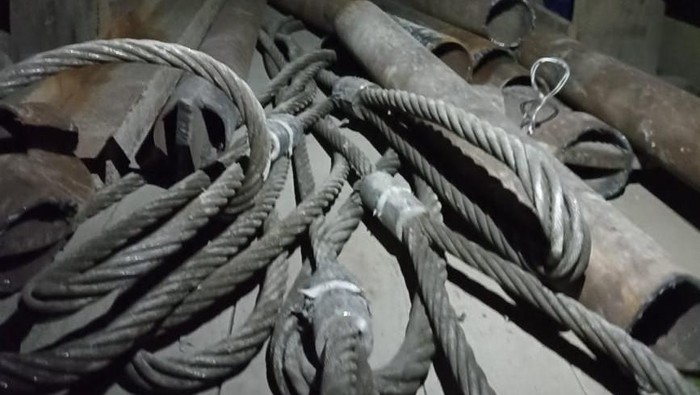 Barang bukti kabel besi yang dicuri pekerja. (Foto: Istimewa)