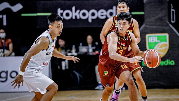 Bima Perkasa Jogja mengalahkan Bumi Borneo dalam lanjutan IBL 2023 di DBL Arena Surabaya, Sabtu (18/2/2023).