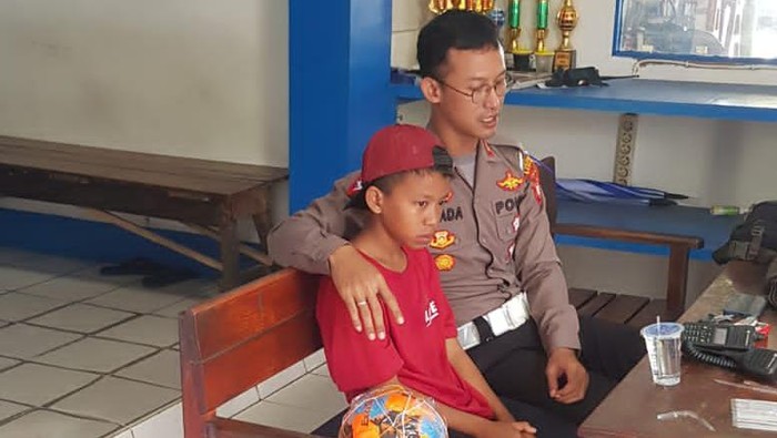 Bocah Kalbar bernama Adit (12) tersesat saat mengendarai sepeda motor sejauh 122 kilometer.
