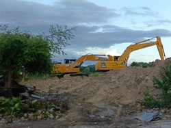 BPJN NTT mengatakan evakuasi material longsor di Jalan Timor Raya KM 72 membutuhkan waktu satu minggu. Saat ini, empat dari delapan alat berat ekskavator telah diturunkan untuk pengerukan longsoran. Foto: Yufen Ernesto/detikBali