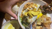 Yang unik adalah penyajian daging ayamnya. Biasanya daging ayam disuwir, tetapi di bubur ayam ini hanya dipotong-potong biasa.