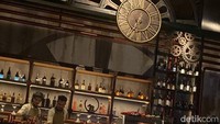 Di kawasan Epicentrum, Jakarta Selatan ada restoran bernama Demo Bar & Resto. Restorannya mewah dengan nuansa temaram yang membuat kesan glamour.