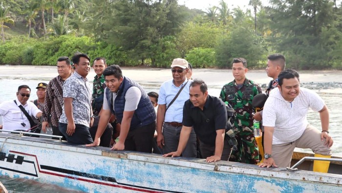 Bupati Bintan Robby Kurniawan bersama forkopimda saat meninjau Pulau Poto.