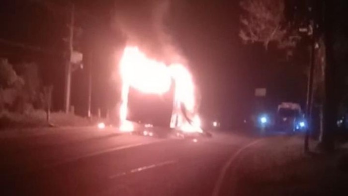 Bus bawa rombongan pelajar Asahan terbakar di Sergai. (Foto: Istimewa)