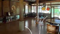 Bangunan Joglonya digunakan untuk menyambut tamu hingga berbagai kegiatan bersama masyarakat sekitar. Konon, rumah Joglonya merupakan bangunan Joglo yang dibawa dari Wonosari dan disusun kembali. Foto: Instagram/biasalahanakmuda