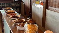 Pada salah satu sudut di rumah Joglonya, ada meja panjang untuk menyajikan makanan bagi tamu. Menu nasi uduk menjadi salah satu yang paling sering dihidangkan. Foto: Instagram/biasalahanakmuda