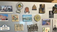 Ternyata ada kebiasaan unik yang dilakukan oleh keluarga Anies Baswedan. Yaitu mengoleksi magnet kulkas yang didapatkan sebagai oleh-oleh dari negara-negara yang dikunjunginya. Foto: Instagram/biasalahanakmuda
