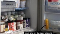 Pada bagian freezernya, Anies Baswedan senang menyimpan banyak es krim. Mulai dari ukuran es krim yang kecil hingga yang paling besar semuanya ada di freezer. Foto: Instagram/biasalahanakmuda