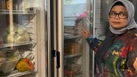Ibu Fery Farhati menyebutkan ada kulkas khusus untuk menyimpan sisa makanan. Semua makanan tidak langsung dibuang, melainkan dipilah dahulu satu per satu berdasarkan kualitas dan keamanannya untuk kembali dikonsumsi. Foto: Instagram/biasalahanakmuda