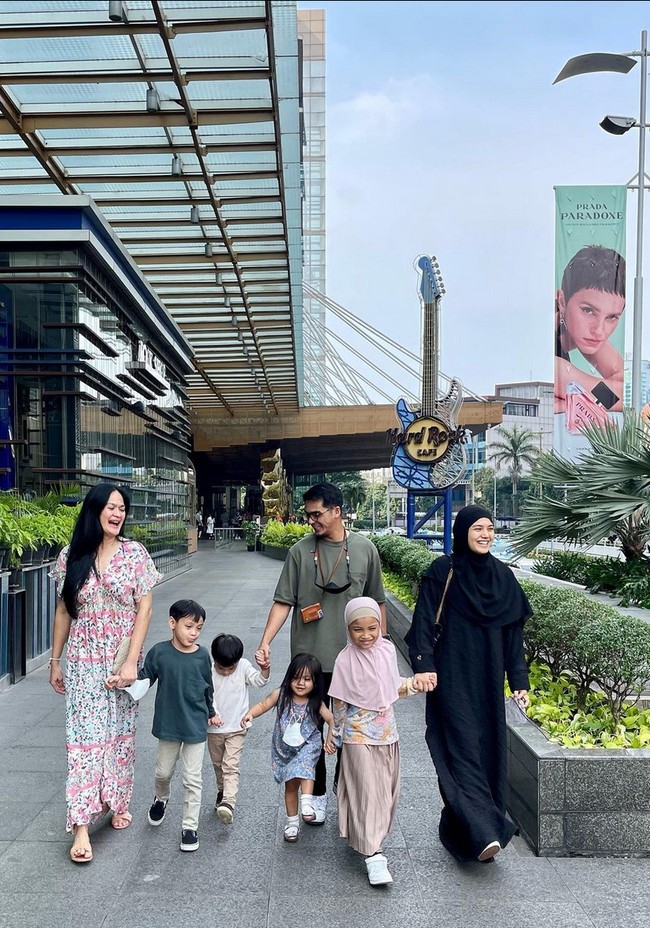 Donna Harun kini menjadi nenek dari empat cucu, setelah Herfiza, istri dari anak sulungnya Ricky Harun, melahirkan anak keempat pada 21 Maret 2020. Foto: Instagram/@donnaharunofficial