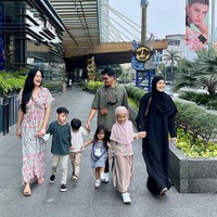 Donna Harun kini menjadi nenek dari empat cucu, setelah Herfiza, istri dari anak sulungnya Ricky Harun, melahirkan anak keempat pada 21 Maret 2020. Foto: Instagram/@donnaharunofficial