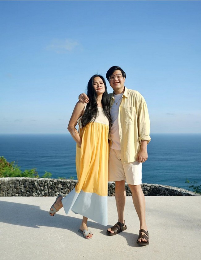 Model yang populer di era 90-an ini selalu tampil stylish dengan berbagai padu-padan busana, seperti T-shirt dan jeans, summer dress, atau celana lebat dan cardigan dengan sneakers. Foto: Instagram/@donnaharunofficial