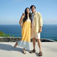 Model yang populer di era 90-an ini selalu tampil stylish dengan berbagai padu-padan busana, seperti T-shirt dan jeans, summer dress, atau celana lebat dan cardigan dengan sneakers. Foto: Instagram/@donnaharunofficial