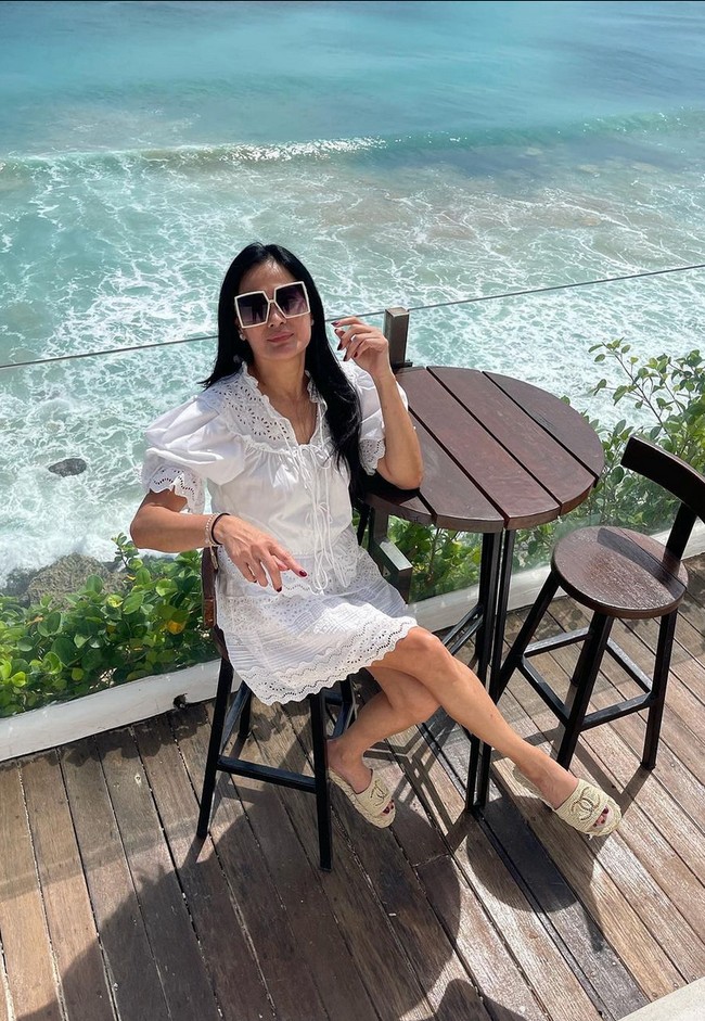 Donna Harun mengungkap banyak orang menanyakan resep awet muda darinya. Namun menurutnya tidak ada kiat atau tips khusus. Foto: Instagram/@donnaharunofficial