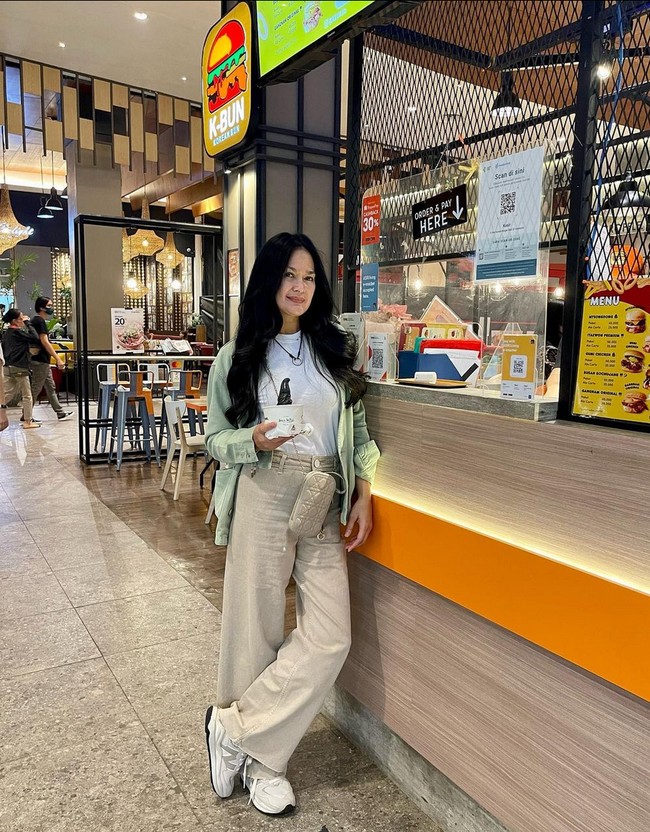 “Banyak yg tanya, ‘mba Donna resep awet muda apa?’ Aku jawab gak ada! Alhamdulillah keriput sudah dateng di usia yg tepat,” begitu respons Donna Harun saat ditanya tips awet muda. Foto: Instagram/@donnaharunofficial