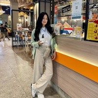 “Banyak yg tanya, ‘mba Donna resep awet muda apa?’ Aku jawab gak ada! Alhamdulillah keriput sudah dateng di usia yg tepat,” begitu respons Donna Harun saat ditanya tips awet muda. Foto: Instagram/@donnaharunofficial