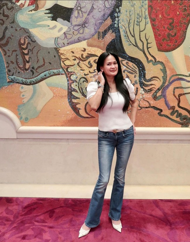 Ada satu rahasia awet muda Donna Harun yang mungkin bisa kamu tiru. Ibu dua anak ini diketahui rutin makan tomat karena memiliki kandungan lycopene, antioksidan yang dapat meminimalisir kerusakan sel kulit. Foto: Instagram/@donnaharunofficial