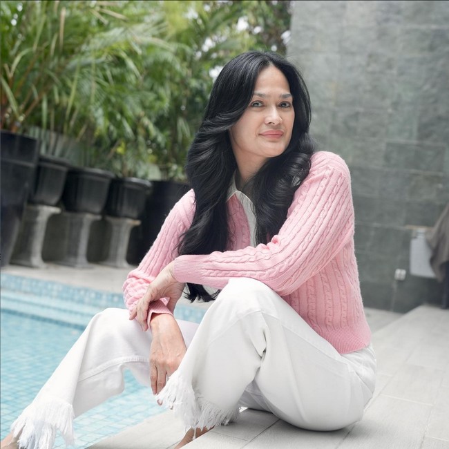 Di usia yang sudah menginjak 54 tahun, Donna Harun ‘menolak tua’ dengan selalu bergaya kekinian. Foto: Instagram/@donnaharunofficial