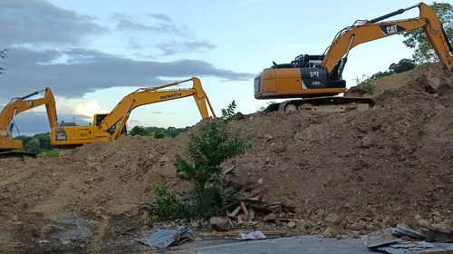 Ekskavator bekerja mengevakuasi tumpukan material longsor setinggi 20 meter di Jalan Timor Raya KM 72, Kelurahan Takari, Kecamatan Takari, Kabupaten Kupang, Nusa Tenggara Timur (NTT), Sabtu (18/2/2023).