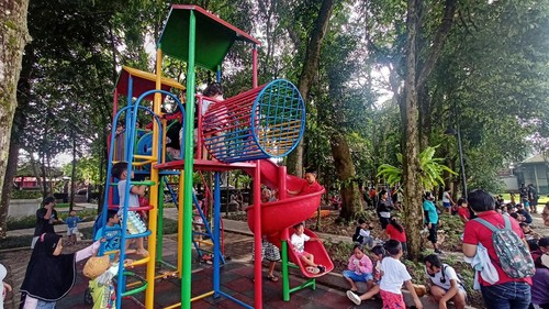 Fasilitas bermain anak-anak yang serba baru di RTH Alit Saputra, Tabanan, Bali.