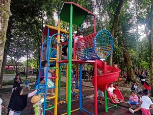 Libur Akhir Pekan, Yuk Ajak Anak Bermain ke RTH Alit Saputra