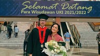 Bintang film Buya Hamka itu berhasil menyandang status Sarjana Hukum pada Januari 2023. Saat itu Ferry Salim berusia 56 tahun. (Foto: Instagram @ferrysal1m)