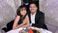 Take care tulis Fuji (17/2) saat mengumumkan perpisahan mereka. Fuji pilih mengucapkan selamat tinggal dengan mengunggah foto dinner romantis mereka.