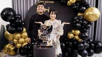 Dalam pesta kejutan ulang tahun untuk Thariq beberapa waktu lalu, Fuji masih ikut meramaikan. Mereka berpose di depan kue ultah Thariq yang didominasi warna hitam dan emas.