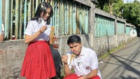 Jajan mie instan di gelas dan es teh di plastik, momen Fuji dan Thoriq ini menggemaskan ya? Benar-benar mirip anak SD!