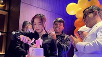 Perayaan ulang tahun Fuji pada November lalu begitu manis nih. Ia dapat kejutan dari sang kekasih.