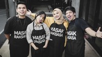 Sekitar 1 tahun menjalin asmara, keduanya sangat dekat dengan Atta Halilintar dan Aurel Hermansyah. Mereka sering buat konten bareng, termasuk saat masak.