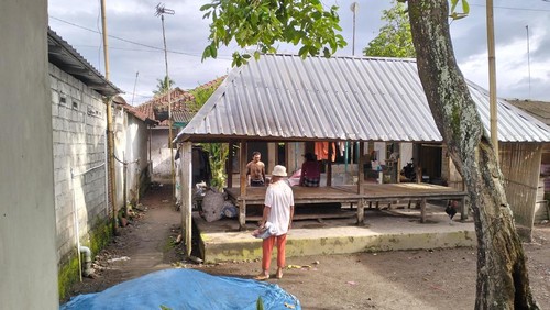 Gempa bumi M 4,9 guncang Lombok Utara, Sabtu (18/2/2023). Warga berhamburan selamatkan diri. Foto: Ahmad Viqi/detikBali.