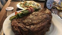 Steak di restoran biasanya tak setebal dan sebesar ini. Kalau dapat steak seperti ini, kamu sanggup menghabiskannya?