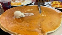 Pancake super besar ini dibuat restoran Billy Gails di Amerika Serikat. Saking besarnya, 1 scoop es krim di bagian tengahnya jadi terlihat mungil.