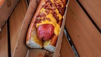 Siapa mau? Ini hot dog jumbo yang bisa kamu temukan di Orlando, Amerika Serikat. Topping saus kejunya royal nih.