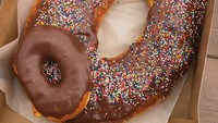 Pencinta donat pasti puas dengan kreasi Donut Day. Bagaimana tidak? Donat cokelatnya jumbo banget nih.