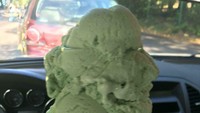 Netizen ini bilang pesannya 2 scoop es krim, tapi kok dapatnya sampai sebesar ini ya?