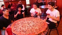 Pizza ini cocok dimakan sama teman-temanmu yang juga pencinta pizza. Porsinya yang besar dijamin bikin kenyang!
