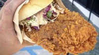 Jarang-jarang terjadi nih! Fried chicken yang jadi isian burger ukurannya 2 kali lipat dari bun burger.  