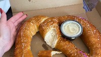 Pretzel ukuran jumbo juga mencuri perhatian. Lihat deh perbandingannya dengan tangan.