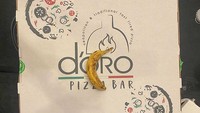 Pizza dalam kotak jumbo ini pasti bikin kenyang! Lihat ukurannya ketika diletakkan bersama pisang sebagai pembanding.