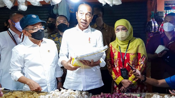 Gubernur Khofifah dampingi Jokowi di Pasar Wonokromo
