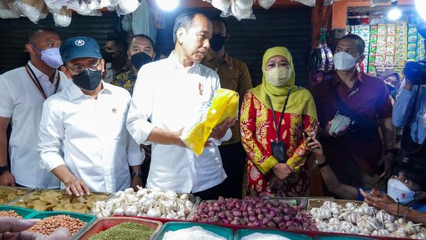 Gubernur Khofifah dampingi Jokowi di Pasar Wonokromo Gubernur Khofifah dampingi Jokowi di Pasar Wonokromo