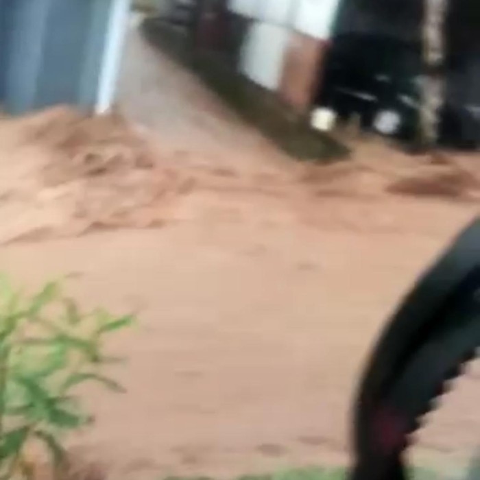 Video banjir di jalanan Telaga Ngebel beredar luas. Ternyata, banjir tersebut akibat selokan yang tersumbat.
