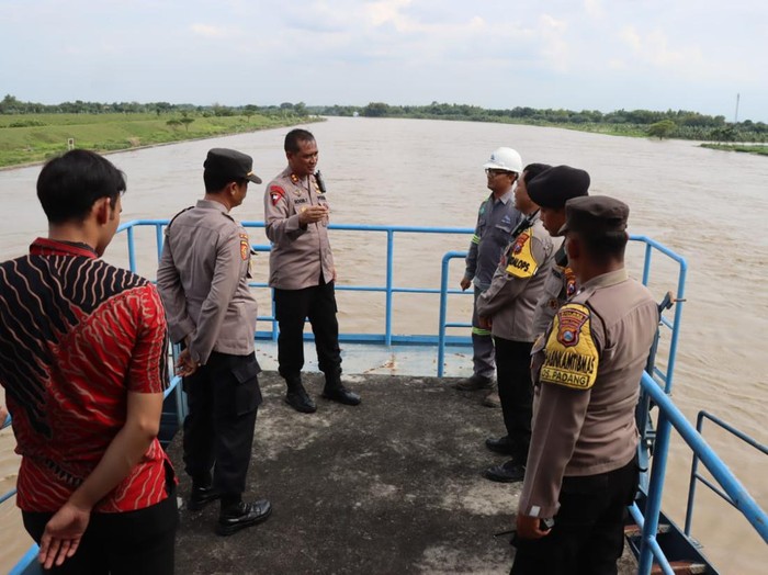 Jajaran Polres Bojonegoro meninjau debit air Bengawan Solo.