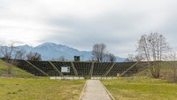 Penampakan Teater Hellenistic. Pertandingan Olimpiade berlangsung di sini, untuk menghormati Zeus dan putrinya Musai, kelompok dewi yang melambangkan seni. 